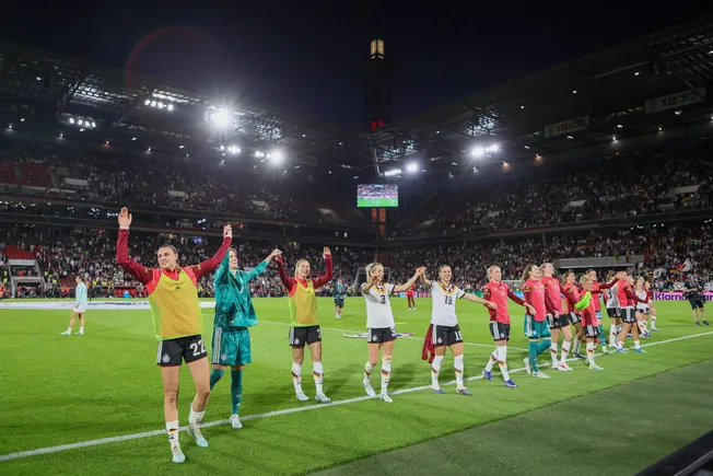 Frauenfußball zwischen Prekarität und Kommerzialisierung