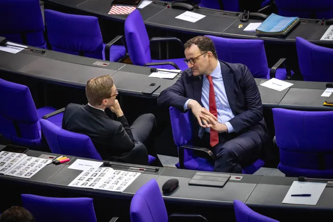 Philipp Amthor und Jens Spahn im Bundestag. Credit: IMAGO/photothek