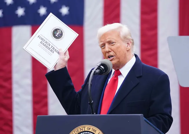 Donald Trump am Rednerpult. Credit: IMAGO / UPI Photo