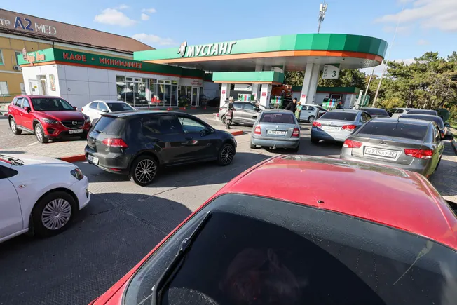 Autofahrer auf der Krim warten an der Tankstelle. Credit: IMAGO/ITAR-TASS
