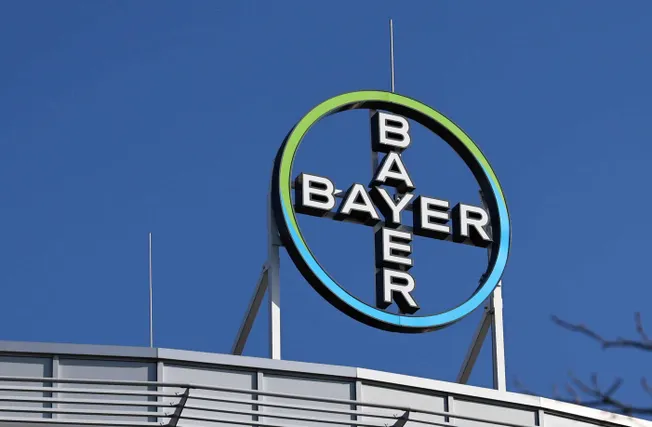 Firmenlogo der Bayer AG auf dem Hallendach. Credit: IMAGO/Karina Hessland