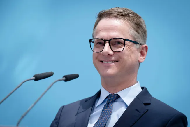 Linnemann statt Spahn? + Tarifverhandlungen für Hafenbeschäftigte + Bessere Konjunktur?