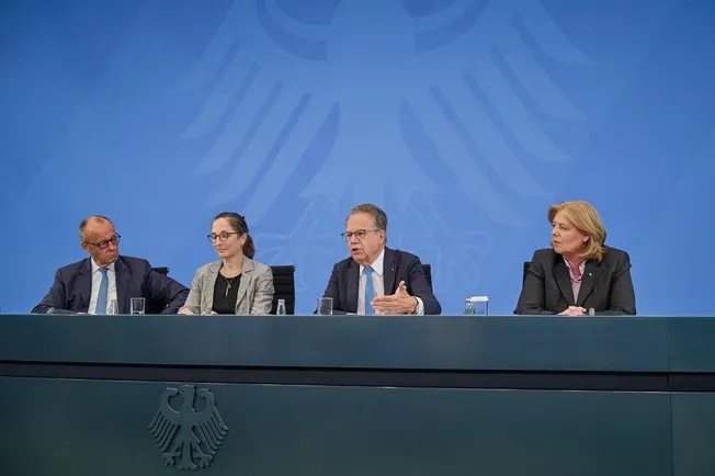 Mitglieder der Rentenkommission in einer Pressekonferenz mit Friedrich Merz und Bärbel Bas. Credit: IMAGO/epd