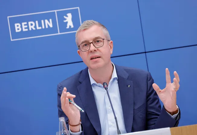Neuer CDU-Kandidat für das Berliner Rathaus + Neuer UK-Regierungs- und Labour-Chef