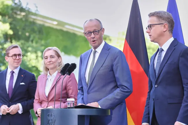 Philipp Amthor, Nina Warken, Friedrich Merz und Carsten Linnemann vor dem Bundeskanzleramt. Credit: IMAGO/dts Nachrichtenagentur.