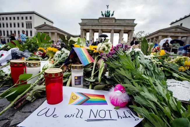 Vor dem Brandenburger Tor liegen Trauerkränze, von Regenbogenflaggen umhüllt, zum Gedenken an die Toten und Verletzten des islamistischen Anschlags vom letzten Samstag. 