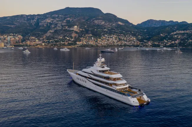 Luftaufnahme einer Motoryacht. Credit: IMAGO/Peter Seyfferth