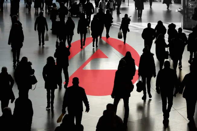 Logo der Bundesagentur für Arbeit mit Menschenmenge. Credit: IMAGO/Ralph Peters