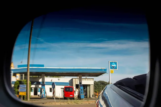Tankstelle im Rückspiegel eines Autos. Credit: IMAGO/Michi Jo Standl.