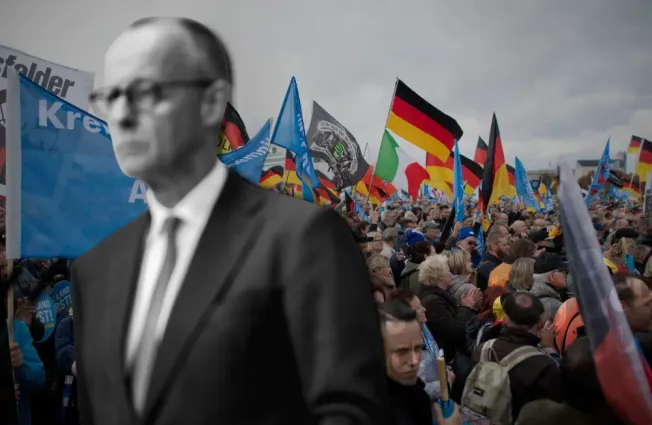 Im Vordergrund Friedrich Merz, im Hintergrund eine Demonstration von AfD-Anhängern. Collage: Surplus, Material: IMAGO/Achille Abboud/IPON
