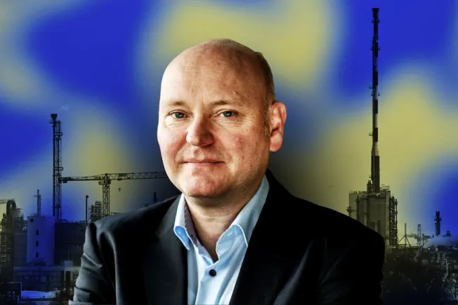 Collage. Im Vordergrund. Wirtschaftsweise Achim Truger, im Hintergrund: eine Fabrik in Ludwigshafen am Rhein.
