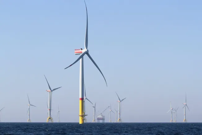 Windräder im Meer vor Rügen. Credit: IMAGO/BildFunkMV.
