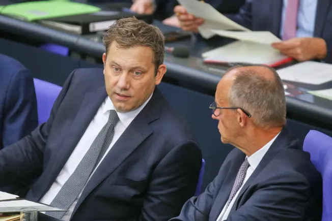 Finanzminister Klingbeil (l., SPD) und Friedrich Merz (r., CDU) im Bundestag. Credit: IMAGO/dts Nachrichtenagentur