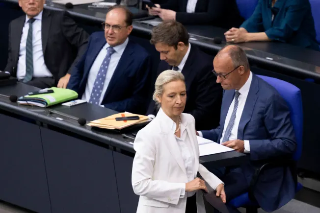 Alice Weidel begibt sich zum Rednerpult im Bundestag, hinter ihr sitzen Friedrich Merz, Lars Klingbeil und Alexander Dobrindt (v.l.n.r.) auf der Regierungsbank. 