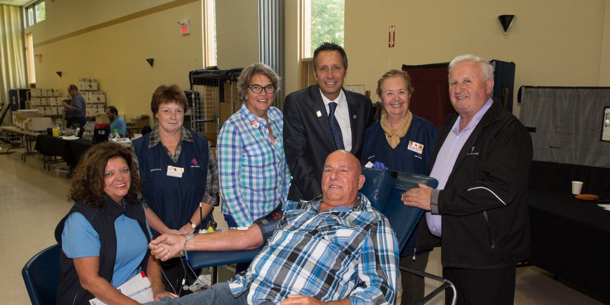 Anne Lefebvre d’Héma-Québec, Jacqueline Gauthier, responsable des bénévoles, Johanne Dicaire, conseillère municipale, Stéphan