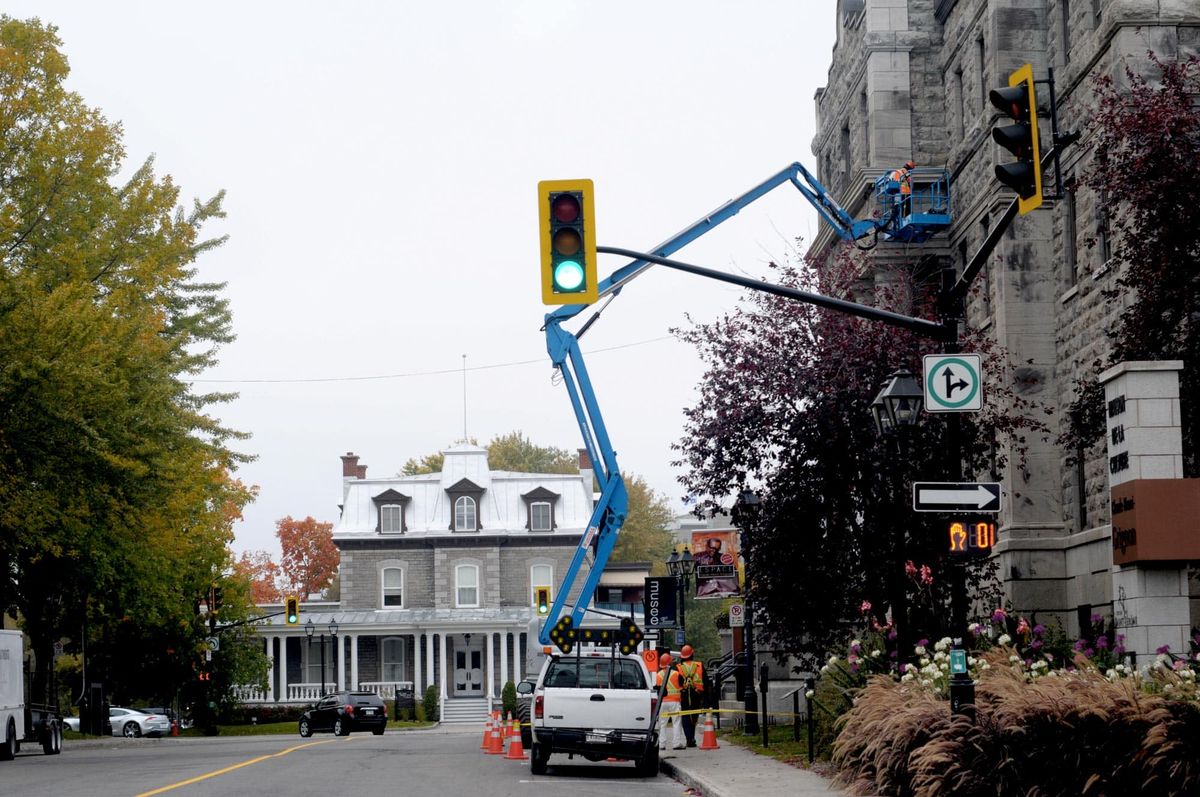 Des petits travaux sur la corniche du Vieux-Palais de Saint-Jérôme.