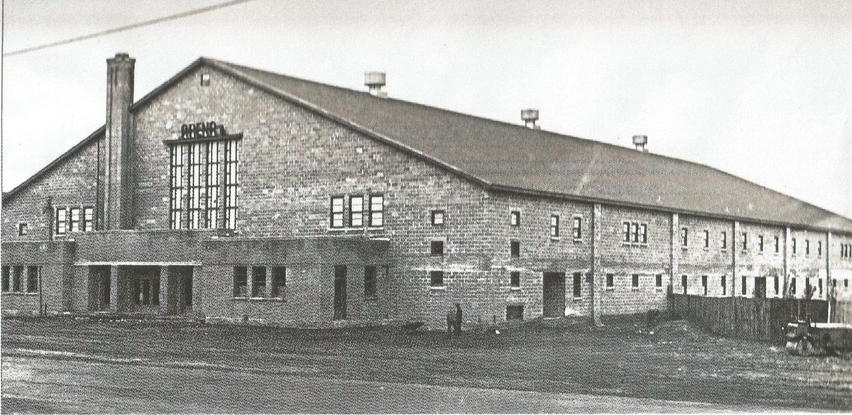 L'aréna Melançon, à Saint-Jérôme, lors de sa construction en 1952.