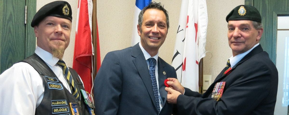 Stéphane Van et Aldo Gauthier, de la Légion royale canadienne Section 190 de Saint-Jérôme, ont remis le premier coquelicot à