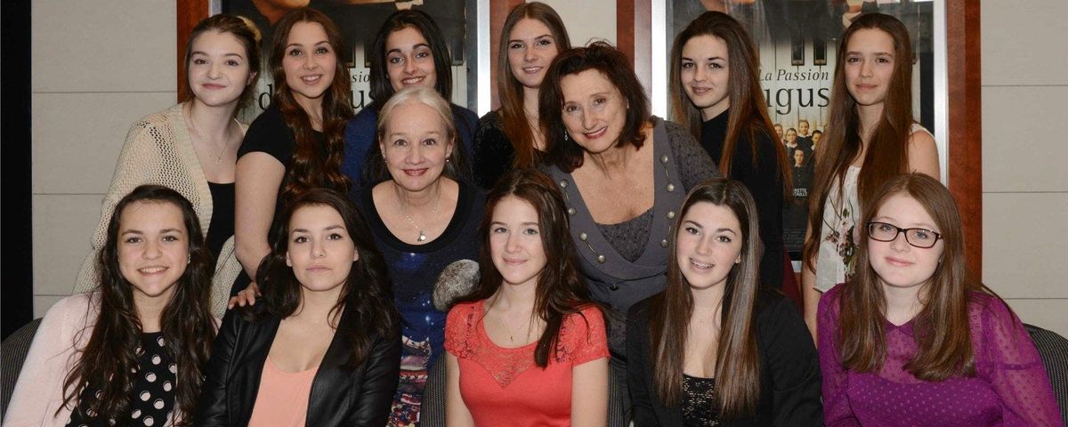 Diane Lavallée et Pierrette Robitaille, entourées d'une dizaine des couventines qui jouent dans La Passion d'Augustine.