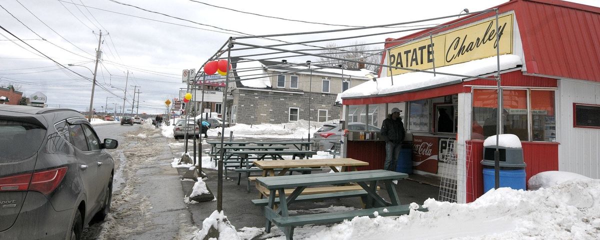 Même si l'auvent jaune n'est pas encore installé, les friteuses sont allumées depuis le 5 mars à la Patate Charley.