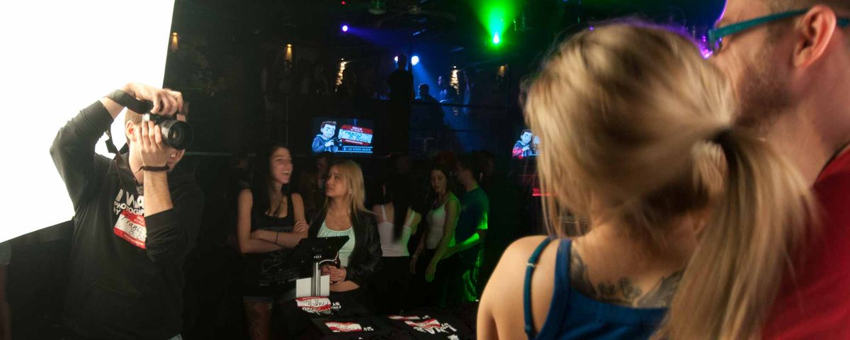 Francis B. Bélisle en pleine prise de vues lors de la soirée I'm a superstar, qu'il organisait au Vieux Shack, le 1er mai 201