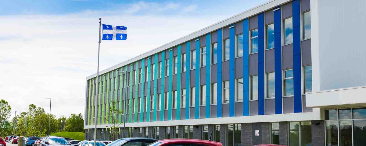 La façade colorée de l'école des Couleurs-du-Savoir ne doit pas être étrangère au choix de son nom.