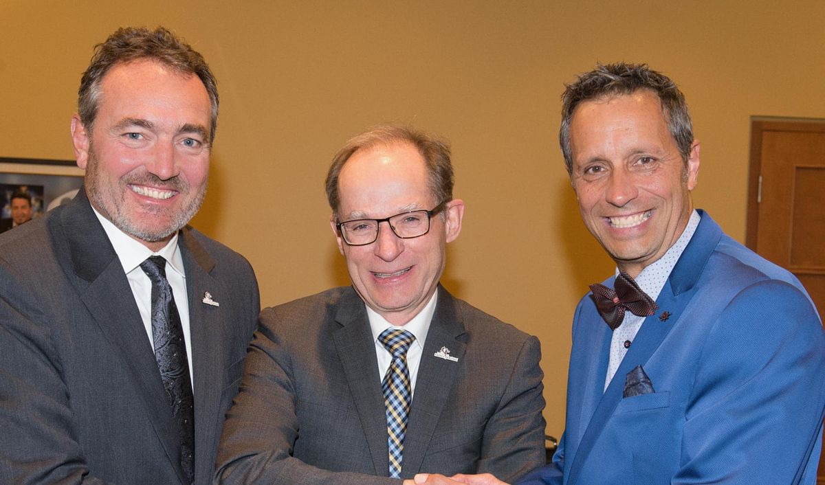 Le maire Maher, avec un noeud papillon, posant aux côtés du directeur général de Saint-Jérôme Yvan Patenaude et du prochainem