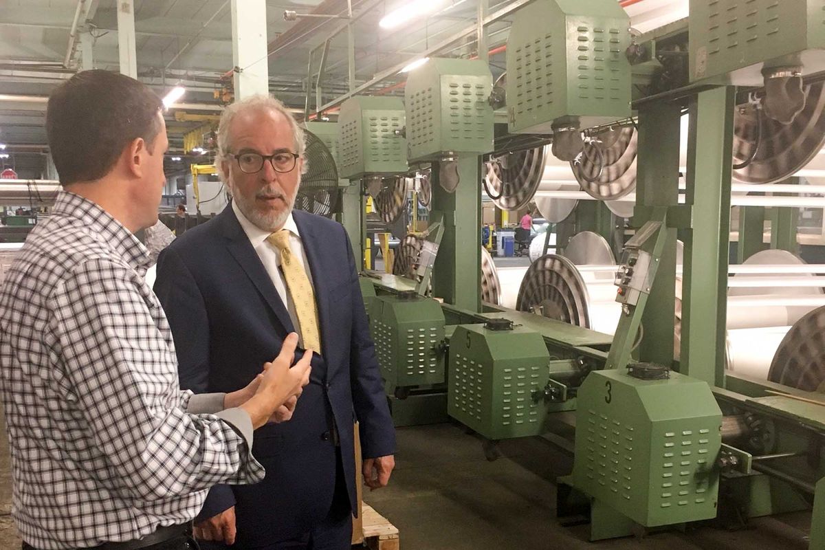 Le député de Rivière-du-Nord Rhéal Fortin, en conversation Patrick Deschênes, vice-président administration de Rayonese Texti