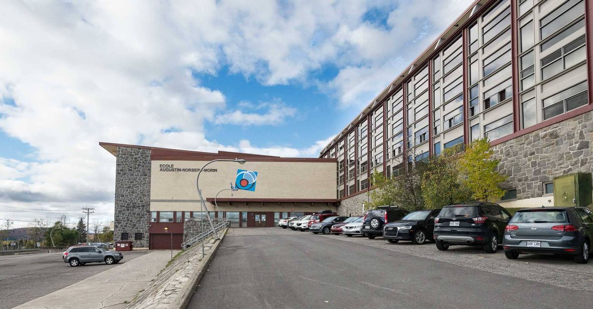 Le complexe sportif des Pays-d'en-Haut à côté de l'école à Sainte-Adèle confirmé par le conseil des maires