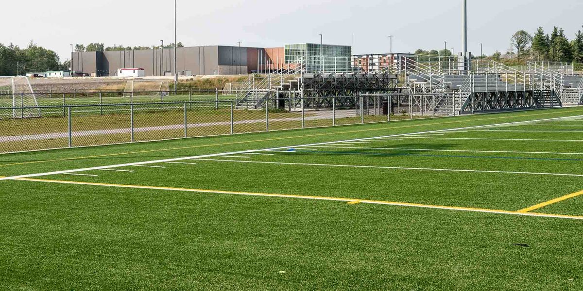 Situé près des terrains de soccer, le stationnement pourra aussi desservir le nouvel aréna.