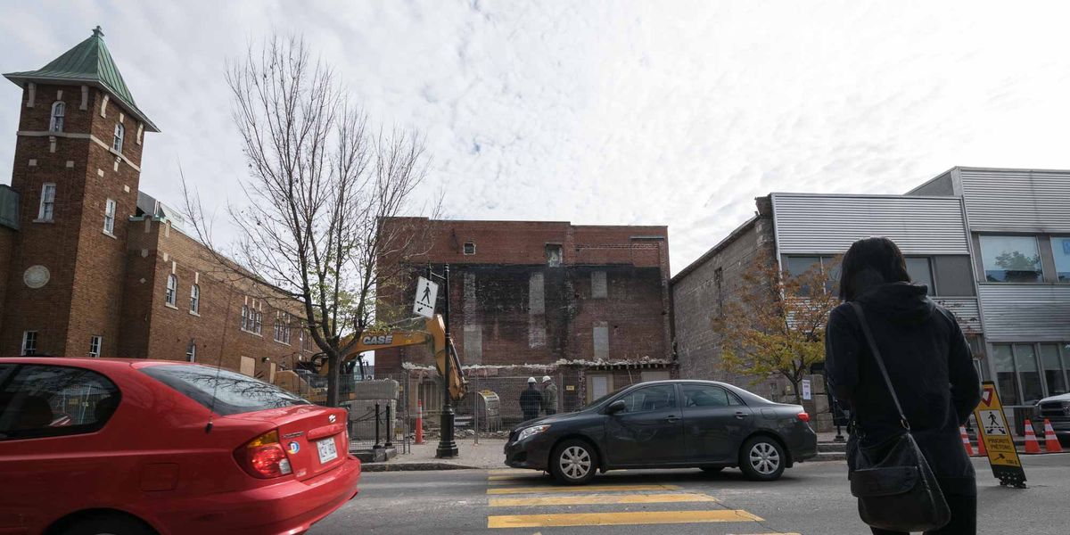 L'édifice qui était la façade du Rex a été démolie. On y construira des locaux pour accueillir un café, une église et une sal