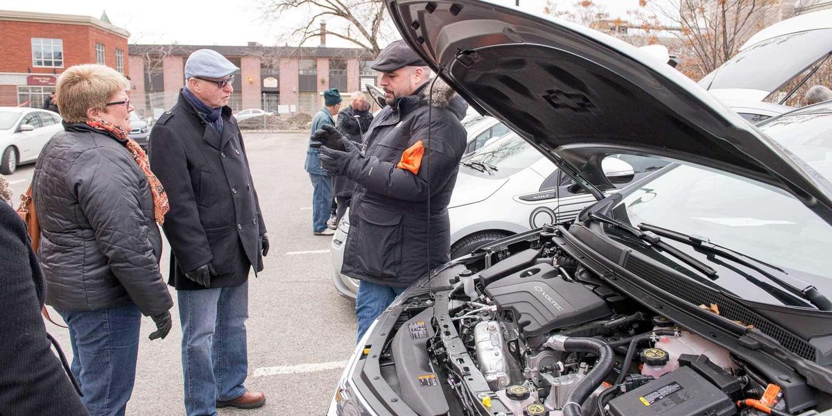 Les autos changent, mais pas les humains! Rien de tel qu'un coup d'oeil sous le capot quand une auto nous intéresse.
