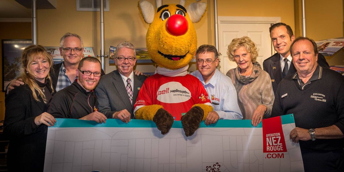 Christine Dubuc et Alain Goyer, de Voyages Boca, Éric Clément, coordonateur de Nez rouge, le directeur de la Chambre de comme