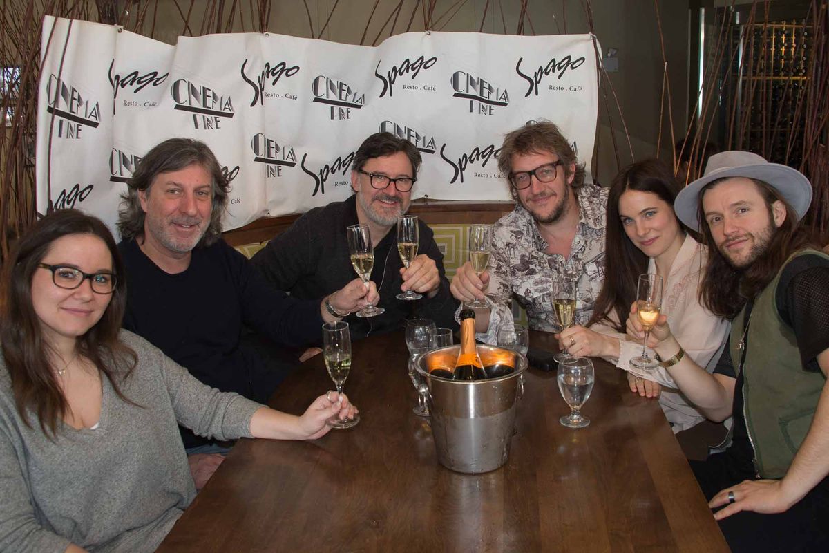 L'équipe de Chasse-Galerie célébrait au champagne cette première du film à Sainte-Adèle: Geneviève Lefebvre, Réal Chabot, Fra