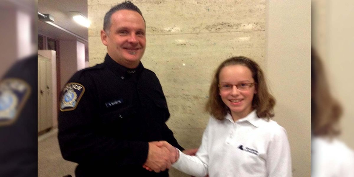 L'agent Daniel Racette, policier-éducateur du Service de police de Saint-Jérôme, avec notre journaliste Évelyne Cyr, à l'Acad