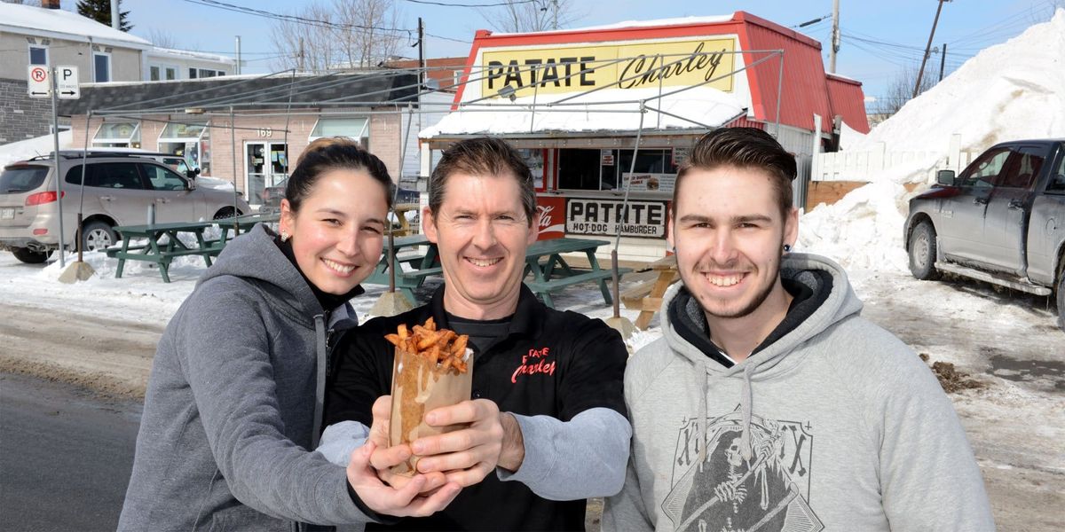 Le trio qui amorce sa saison de friture sur la rue Bélanger: Vanessa Kempffer, Alain Poirier et Jonathan Geoffroy. Photo par