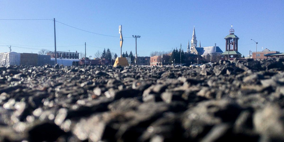 Après plusieurs années de gravier, le stationnement de la Place de la Gare sera asphalté au cours de l'été 2016.