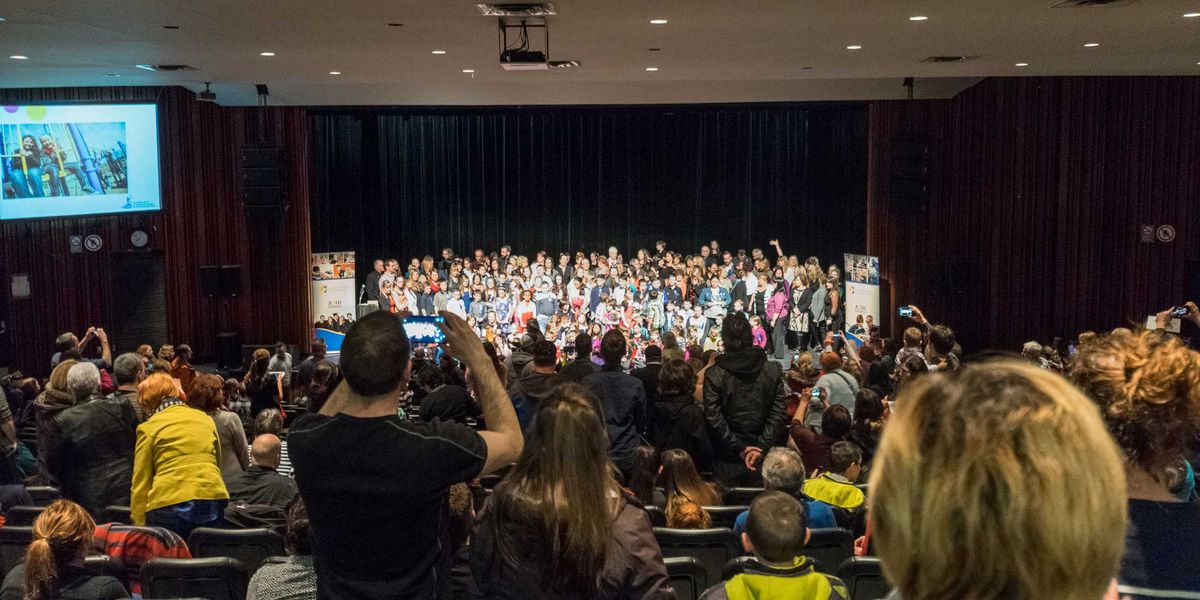 La salle André-Prévost de l'École polyvalente de Saint-Jérôme portera aussi le nom de Marie-France Danis, dès qu'En Scène qui