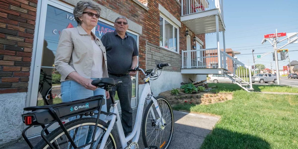 Josée Forget et Jean-Pierre Ouellette devant la salle de montre de CYClebb, sur la rue de Martigny à Saint-Jérôme, le 1er jui