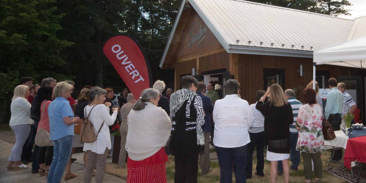 De nombreuses personnes étaient sur place lors de l'ouverture de la boutique Les étains Chaudron, le 22 juin 2016 à Val-David