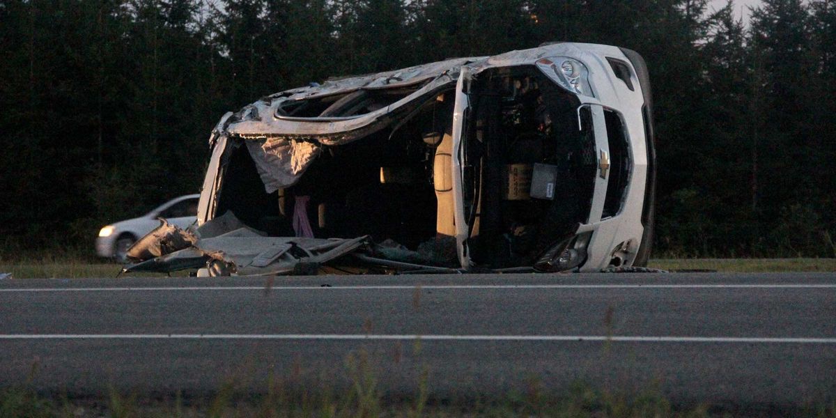 Le toit d'un des deux véhicules a été coupé par les pompiers pour sortir les occupants, sur l'autoroute 15, le 10 août 2016.