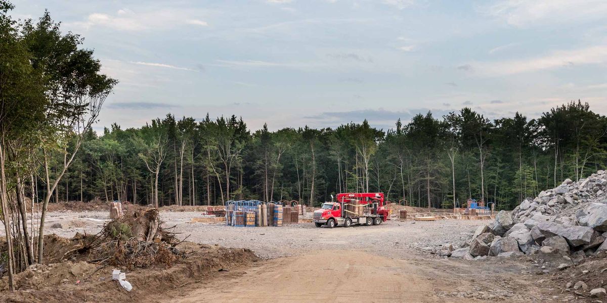La quatrième école de Saint-Colomban sera construite sur le chemin du Lac-Rinfret. L'état du chantier au 11 août 2016.