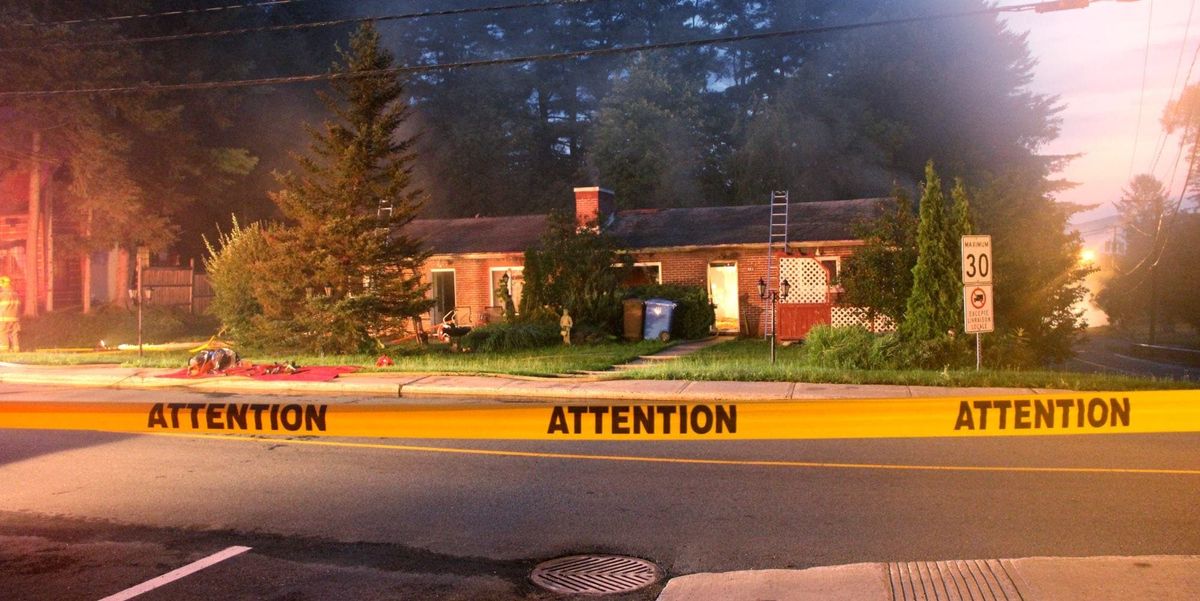 Les pompiers ont maîtrisé l'incendie de cette maison en 2 heures, sur la rue Sigouin à Sainte-Adèle, le 21 août 2016. Photos