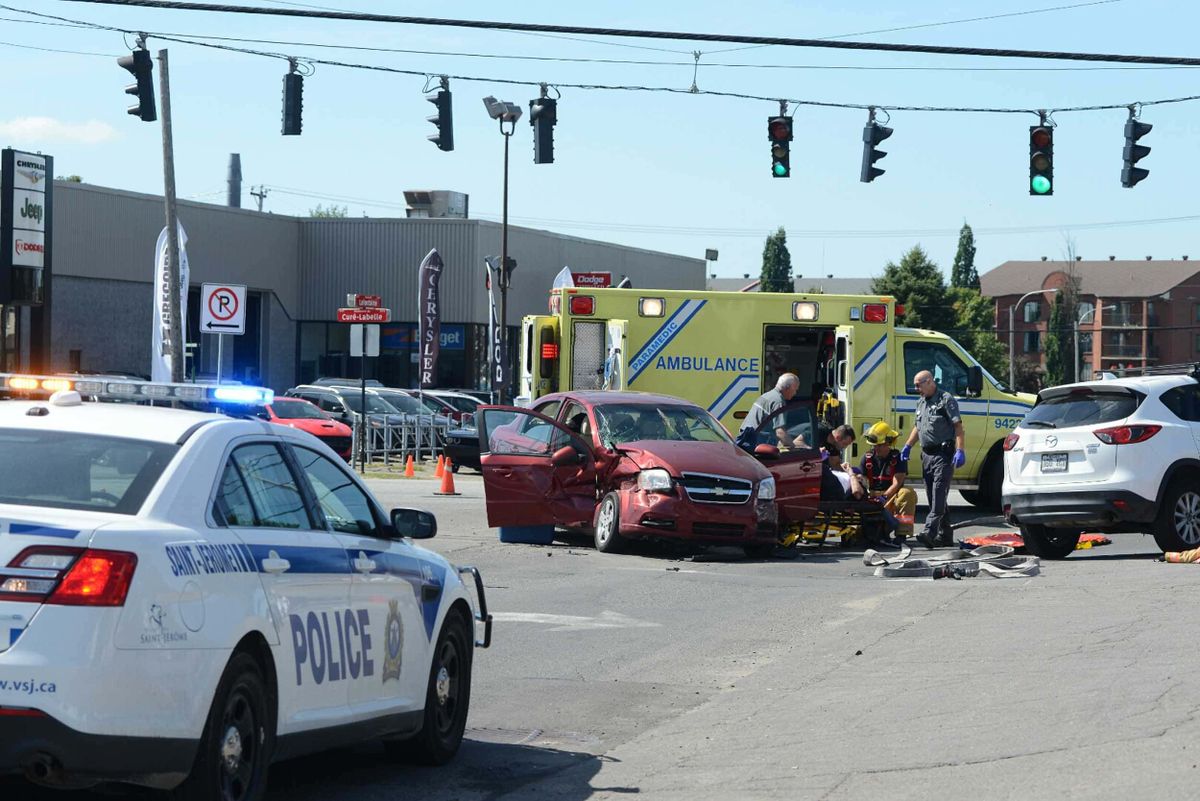 Un accident à l'intersection de la route 117 et du boulevard Lafontaine, le 6 septembre 2016 à Saint-Jérôme.