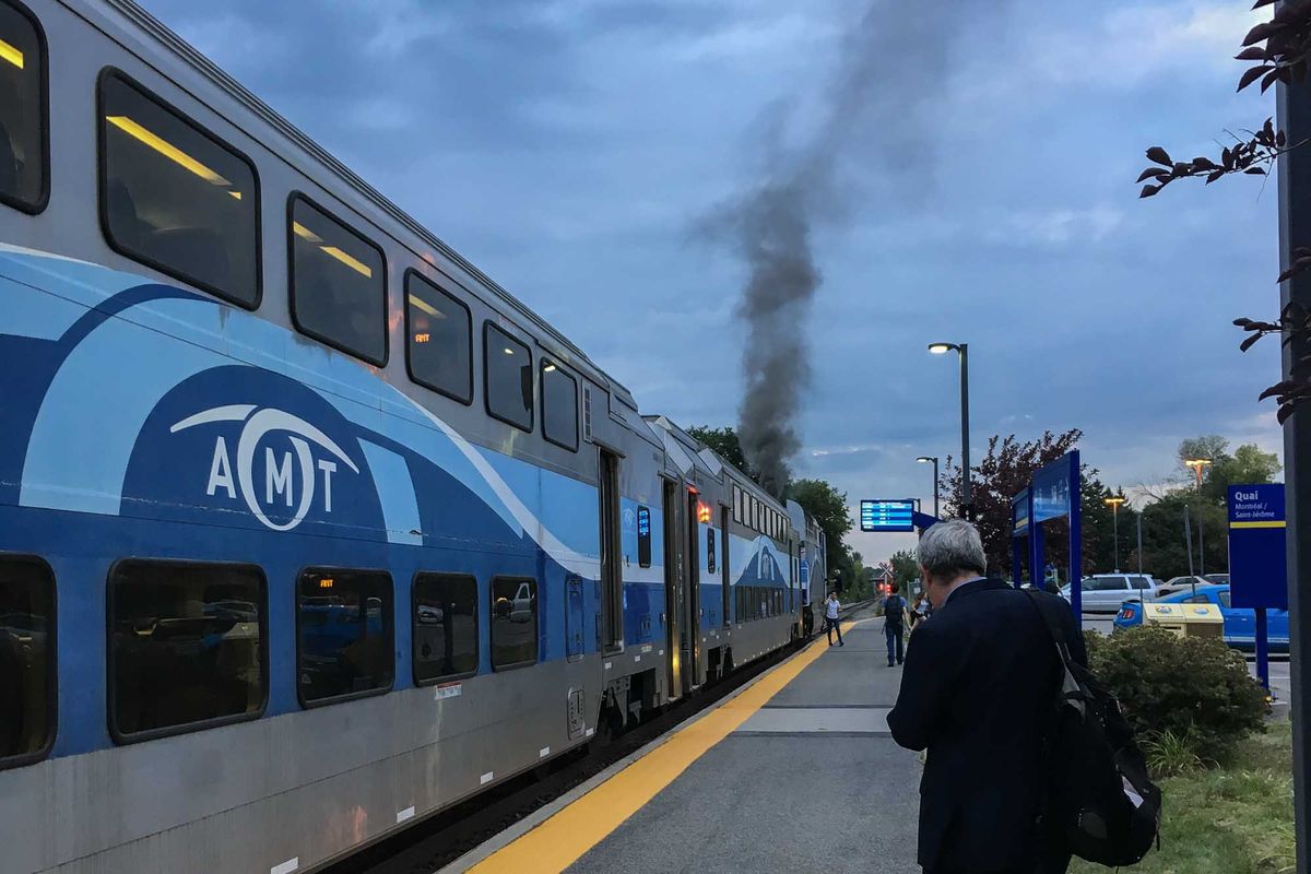 Une fumée s'échappait d'un train de banlieue en direction de Saint-Jérôme, à Blainville, le 7 septembre 2016 vers 19h.