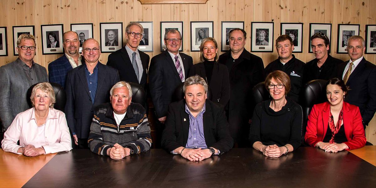 Le conseil d'administration de la Fondation médicale des Laurentides et des Pays-d'en-Haut. À l'avant: Margaret Hourston, Dr