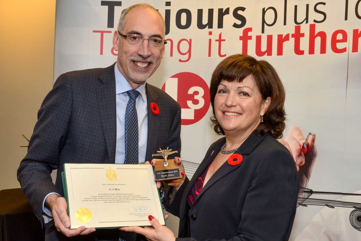 La députée fédérale de Rivière-des-Mille-Îles, Linda Lapointe, remet un certificat soulignant le 30e anniversaire de L-3 MAS