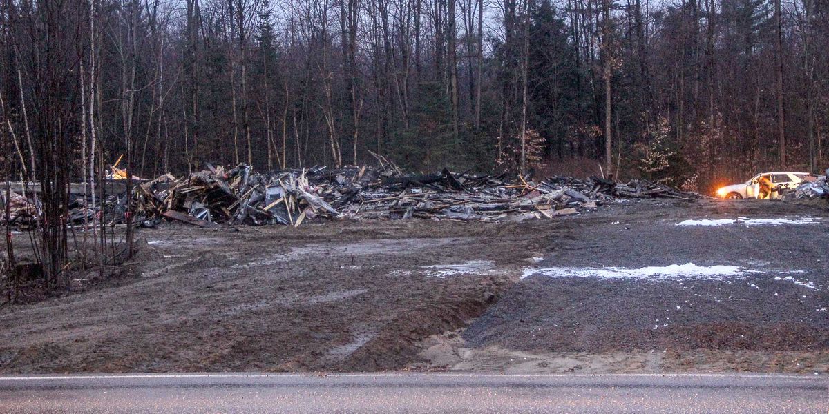 Les restes d'un incendie qui s'est déclaré dans une structure de bois près de la montée de l'Église, à Saint-Colomban, le 1er