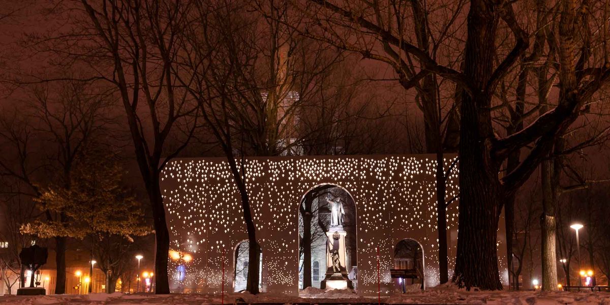 La Place du Curé-Labelle à la nuit tombée, le soir du 15 décembre 2016.