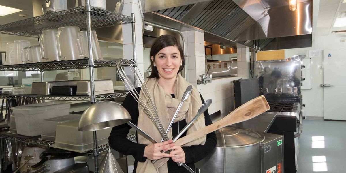 Catherine Hamé fournit le lieu et les outils à tous ceux qui ont besoin de transformer des aliments dans la cuisine de Sainte